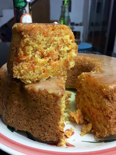 Una foto de Torta de zanahoria 🥕 con glasé de naranja 🍊