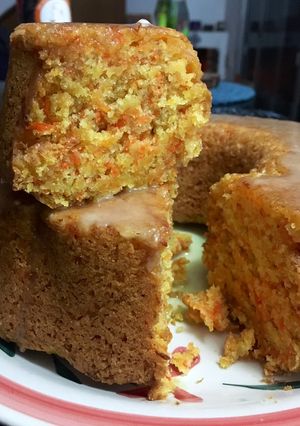 Una foto de Torta de zanahoria 🥕 con glasé de naranja 🍊