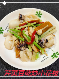 芹菜豆乾炒小花枝(簡單料理) 的食譜成品照片