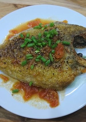Hình của món Cá chim chiên sốt cà.