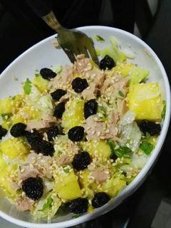 Una foto de Ensalada de piña con atún