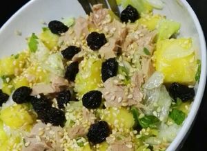 Una foto de Ensalada de piña con atún