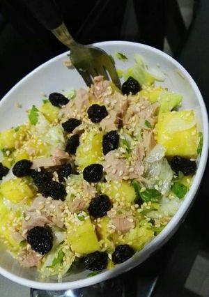 Una foto de Ensalada de piña con atún