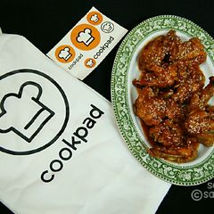 A picture of Spicy wings with sauce.