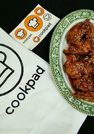 A picture of Spicy wings with sauce.