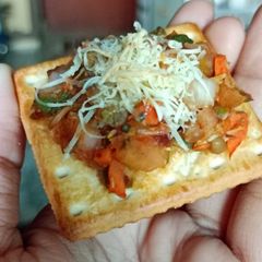 A picture of Mini cream-cracker pizza #goldenapron23 #week8 #playoff.