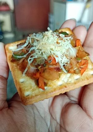 A picture of Mini cream-cracker pizza #goldenapron23 #week8 #playoff.