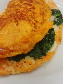 Una foto de Tortilla de calabaza y zanahoria con queso y espinacas