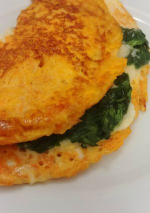 Una foto de Tortilla de calabaza y zanahoria con queso y espinacas
