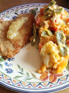 Una foto de Milanesas de pescados chatos y ensalada de aquellas