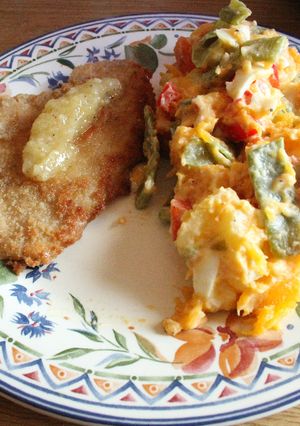 Una foto de Milanesas de pescados chatos y ensalada de aquellas