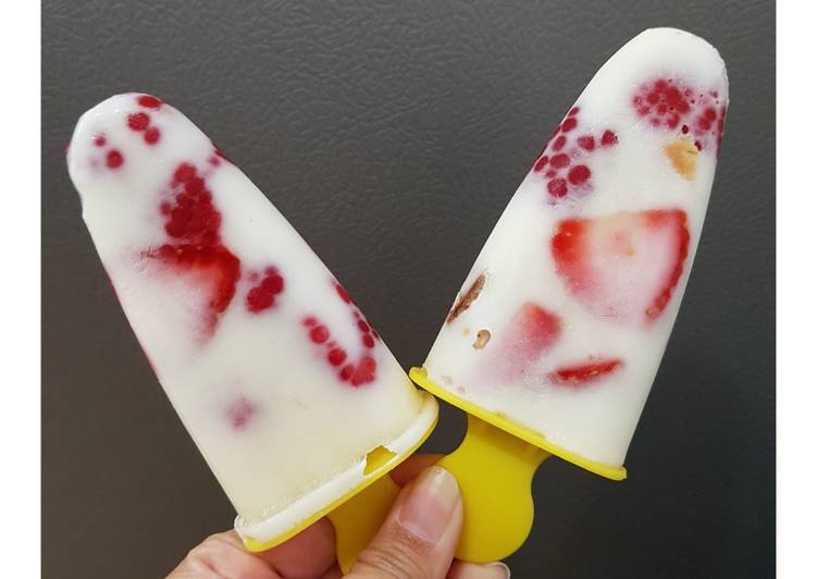 Berry &amp; Biscuit Popsicle