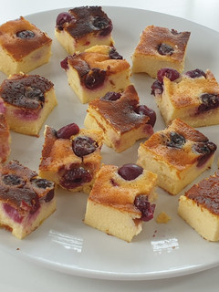 Gluténmentes cseresznyés túrós süti recept fotója