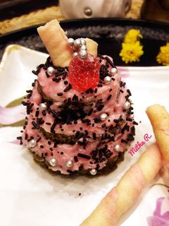 बीटरूट मैजिक टियर केक (Beetroot magic tier cake recipe in Hindi) रेसिपी मुख्य फोटो