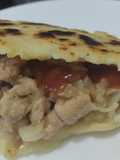 Arepa🥯rellena de pollo🍗 hawaiano🍍y queso🫓🧅🧀