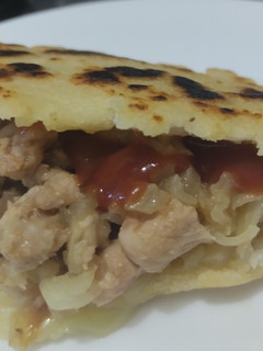 Una foto de Arepa🥯rellena de pollo🍗 hawaiano🍍y queso🫓🧅🧀