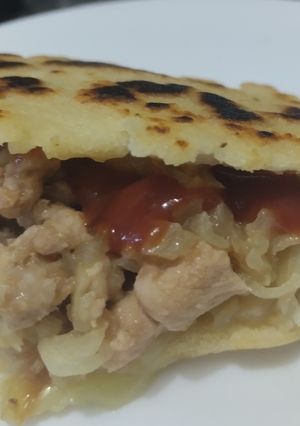 Una foto de Arepa🥯rellena de pollo🍗 hawaiano🍍y queso🫓🧅🧀