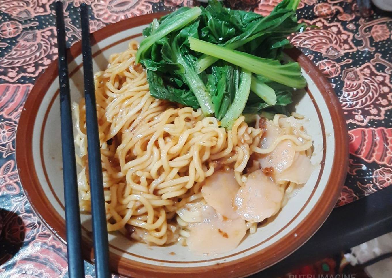 Mi instan indomisedap goreng rasa anti mainstream enak pedas