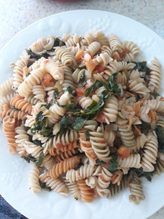 Una foto de Pasta rotini con acelgas