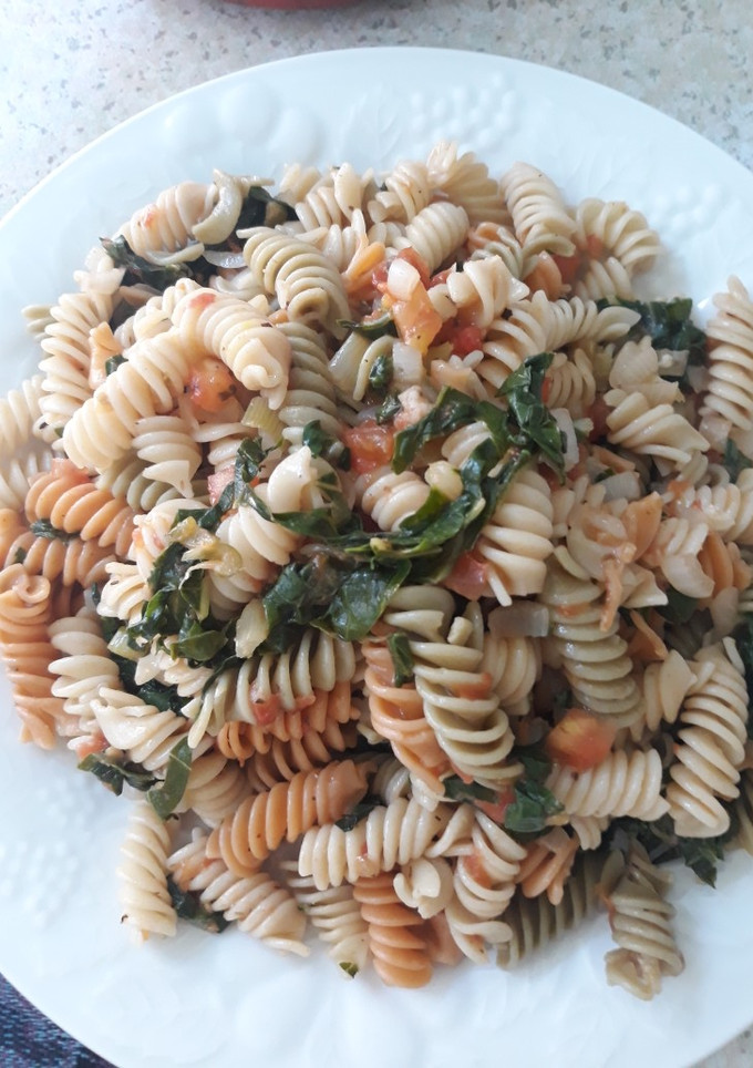 Una foto de Pasta rotini con acelgas