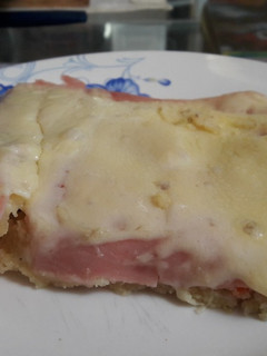 Una foto de Tipo Soufflé de papas, jamón y queso..