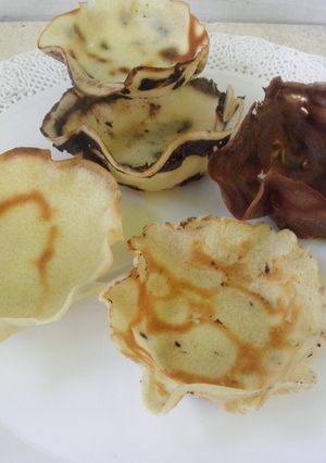 Una foto de Tulipas / tuil / capelinas / canastitas para  helado o postres
