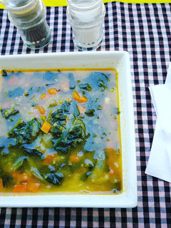 Una foto de Sopa de espinaca con quinoa integral- vegano