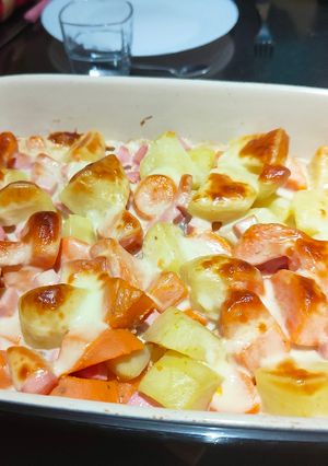 Une photo de Gratin de patates douces et de pommes de terre au cervelas