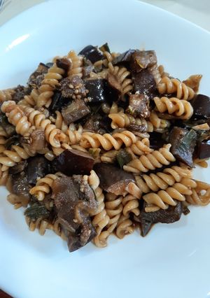 Una foto de Wok de fideos y vegetales