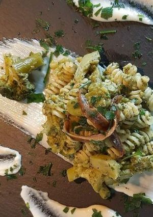 Foto di Pasta con pesto di broccoli, acciughe, crema di parmigiano