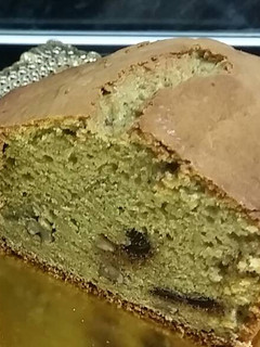 Una foto de Bizcocho de aguacate, nueces y pepitas de chocolate negro
