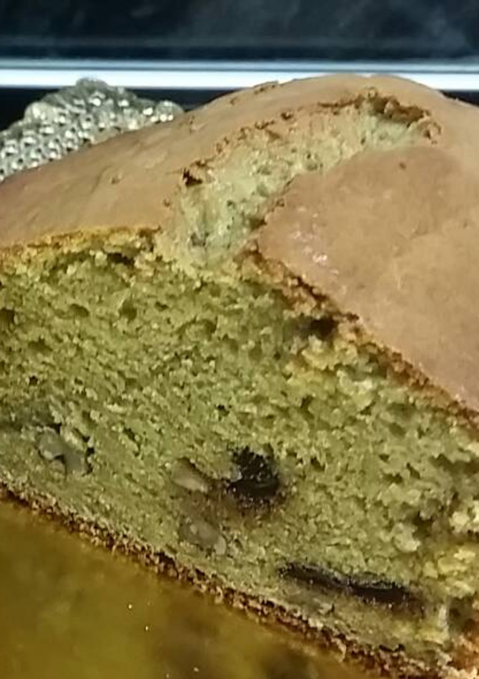 Una foto de Bizcocho de aguacate, nueces y pepitas de chocolate negro