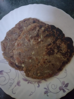 कुट्टू के आटे का आलू पराठा(kuttu ke aate ka aloo paratha recipe in hindi) रेसिपी मुख्य फोटो