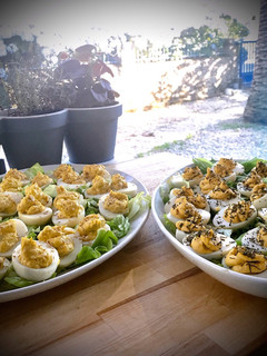Una foto de Huevos rellenos clásicos & huevos endiablados (deviled eggs)