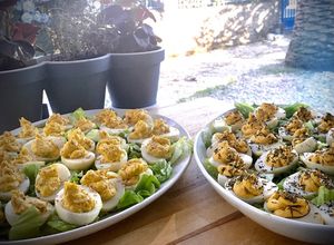 Foto principal de Huevos rellenos clásicos & huevos endiablados (deviled eggs)