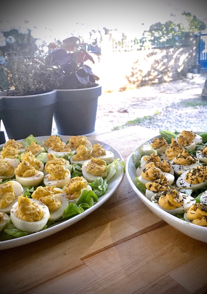 Una foto de Huevos rellenos clásicos & huevos endiablados (deviled eggs)