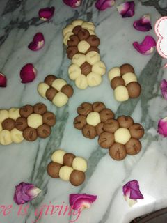 صورة لوصفة بسكويت الوردة 🌺 بمكونات بسيطه موجوده في مطبخي