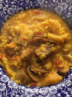 Una foto de Arroz meloso con bacalao, gambones, alcachofas y champiñones