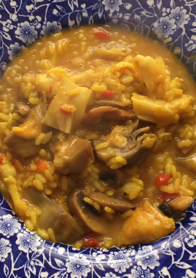 Una foto de Arroz meloso con bacalao, gambones, alcachofas y champiñones