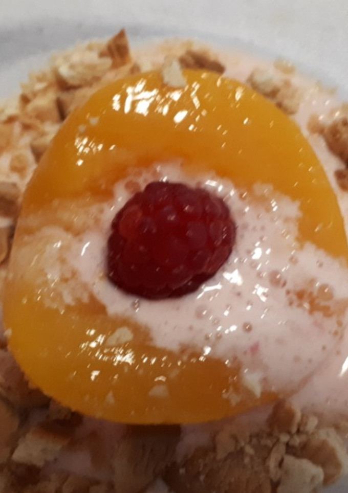 Una foto de Melocotón al yogur de limón y frambuesa