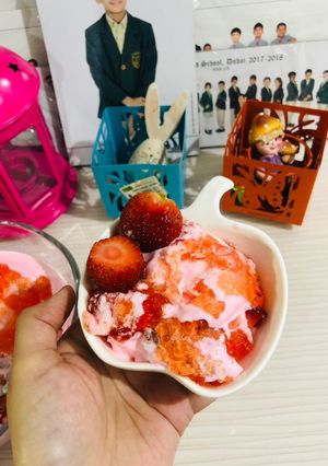 A picture of Jhat pat Strawberry cheese cream dessert Ramdan special.
