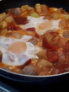 Una foto de Pisto con huevos y butifarra