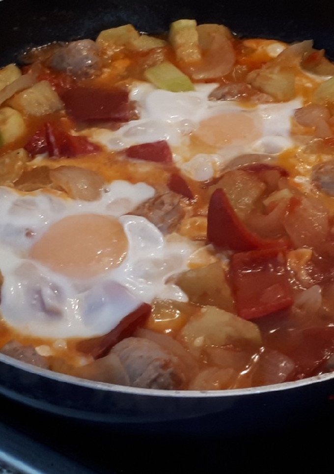 Una foto de Pisto con huevos y butifarra
