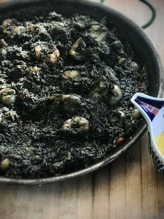 Una foto de Arroz negro con salsa allioli