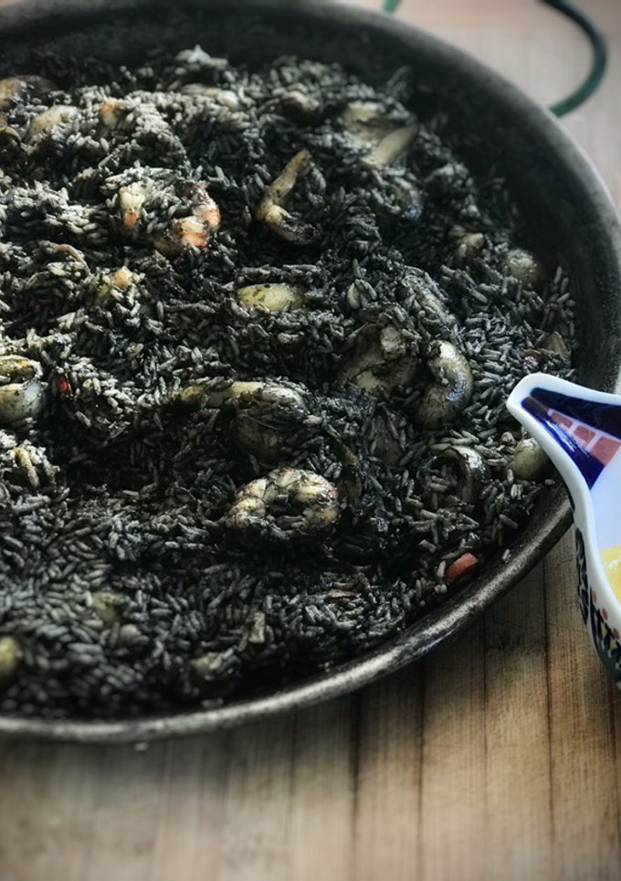 Una foto de Arroz negro con salsa allioli