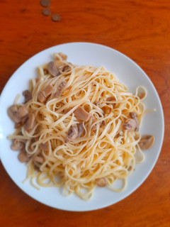 Una foto de Tallarines con champiñones y ajo
