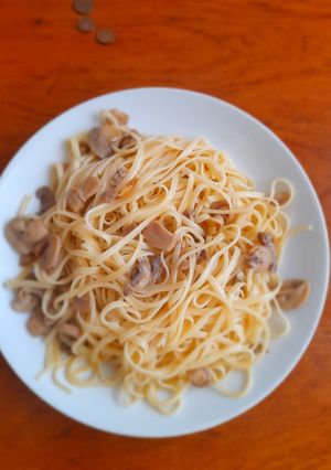 Una foto de Tallarines con champiñones y ajo