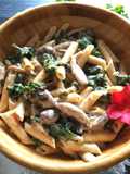 Macarrones integrales con variedad de setas chinas y col kale