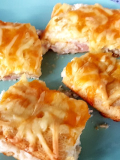 Una foto de Pastel de pan de molde caliente