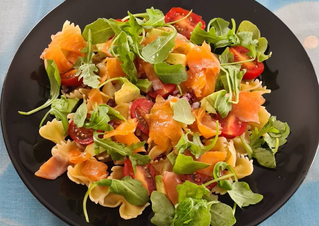 Salade de farfales à la truite fumée